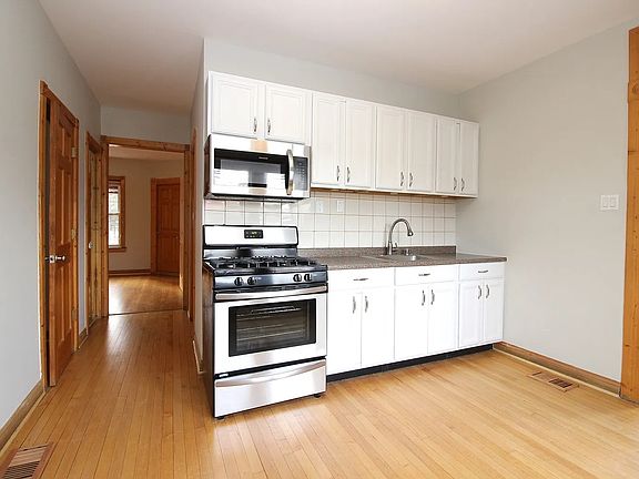 2nd image of 3403 N Hamlin Ave Unit 1R