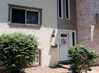 137 Carmel Woods Dr, Ballwin, MO 63021