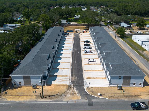 5th image of 319 Carmel Dr #3