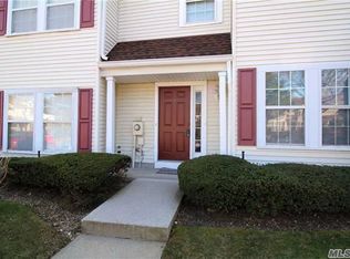 5 Stratford Cir, Farmingdale, NY 11735