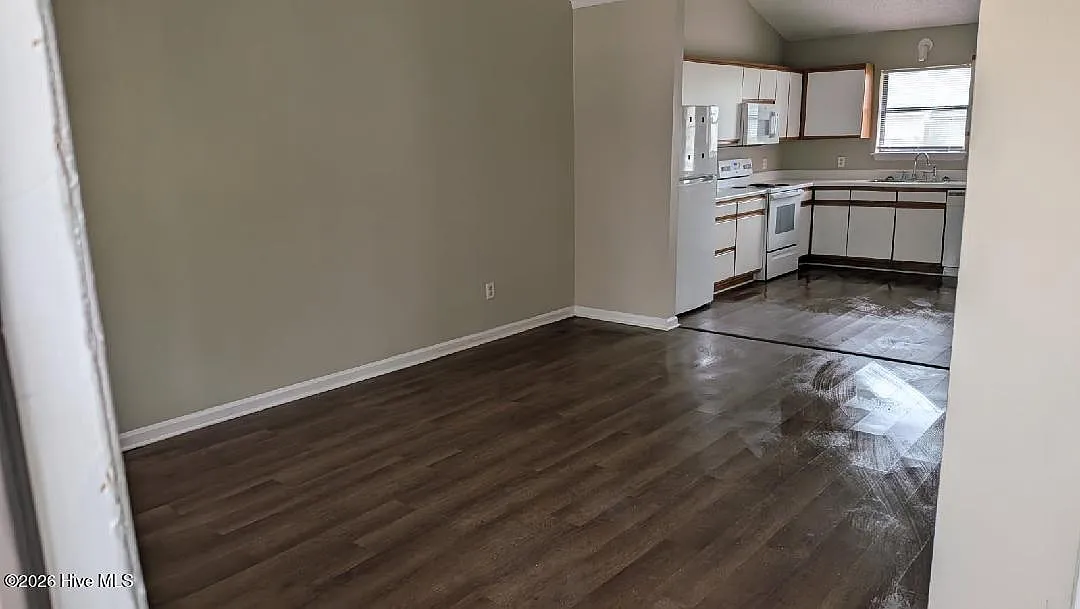 2 bed, 4.0 bath, 940 sqft, $1,100 — Photo 2
