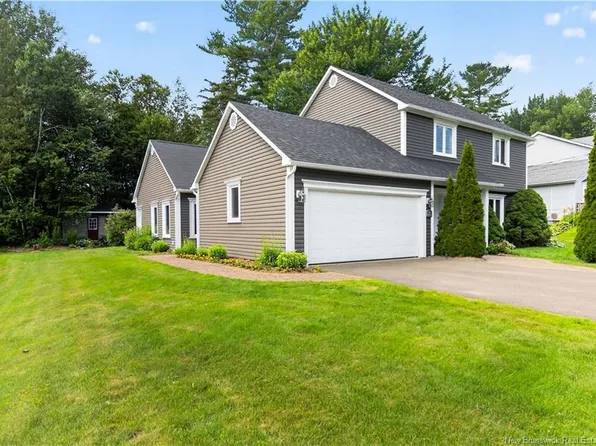 77 Gravenstein St, New Maryland, NB E3C 1B8