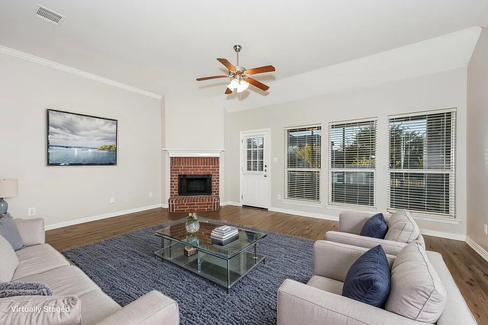 3 bed, 2.0 bath, 2182 sqft, $3,690 — Photo 4
