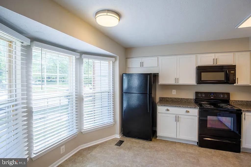 3 bed, 2.5 bath, 1452 sqft, $2,400 — Photo 4