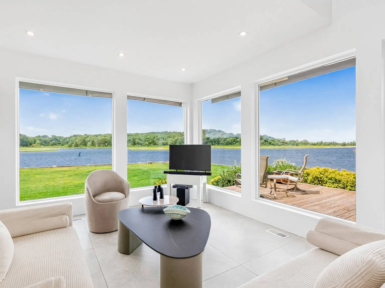 Waterfront Compound with Pool & Beach Access — Photo 2