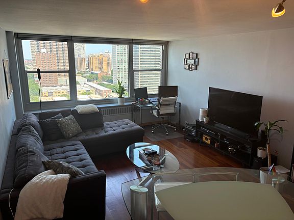 5th image of 555 W Cornelia Ave APT 1807