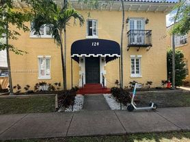 124 Mendoza Ave