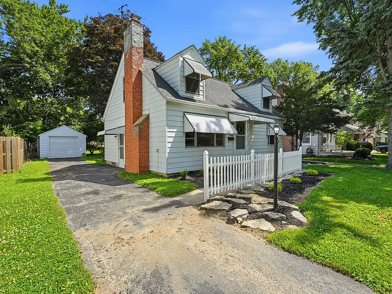 262 E Beaumont Rd — Photo 2