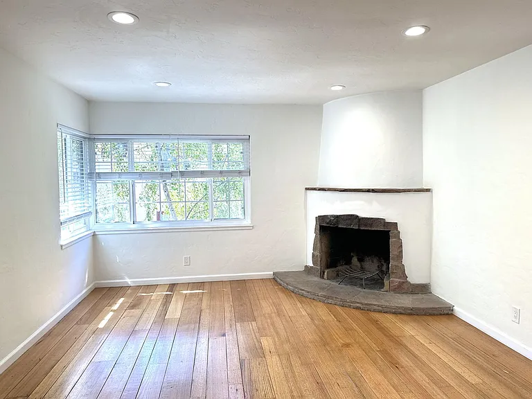 2125 Santa Clara Ave #C — Photo 8