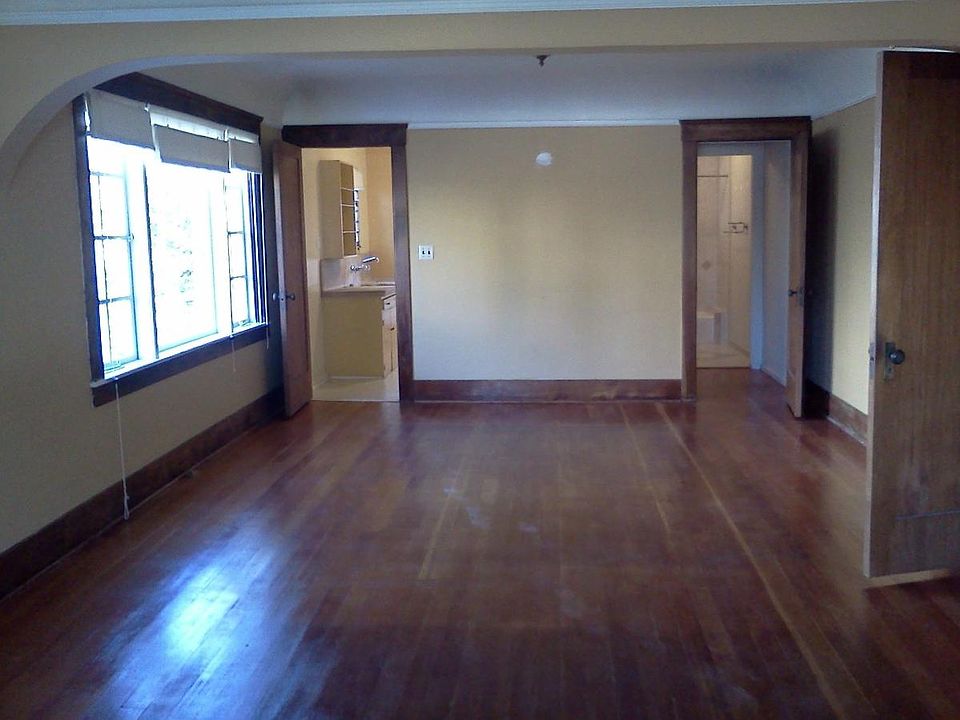 Large living & dining room. Coved ceilings.