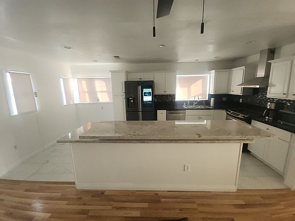 3rd image of 5512 S Harcourt Ave