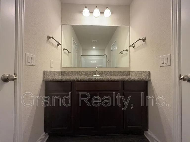 5033 Peach Dr — Photo 15