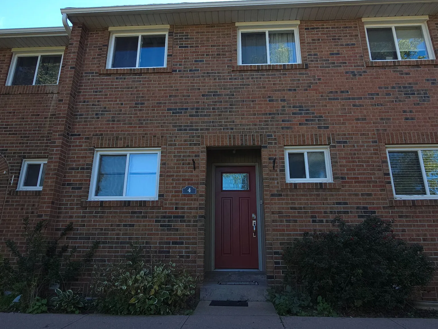 3 bed, $2,400 — Photo 2
