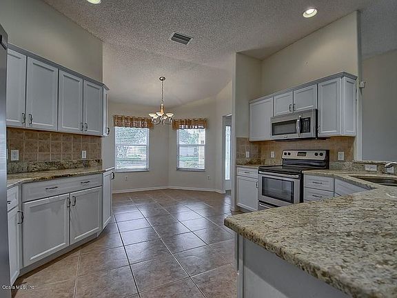 Kitchen view to bkfst nook.