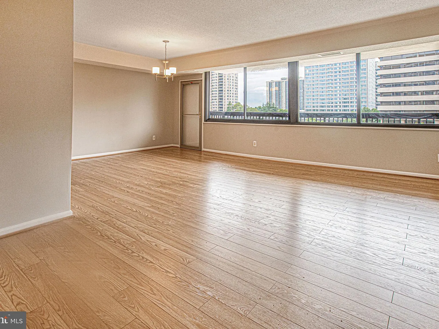 1 bed, 1043 sqft, $2,100 — Photo 2