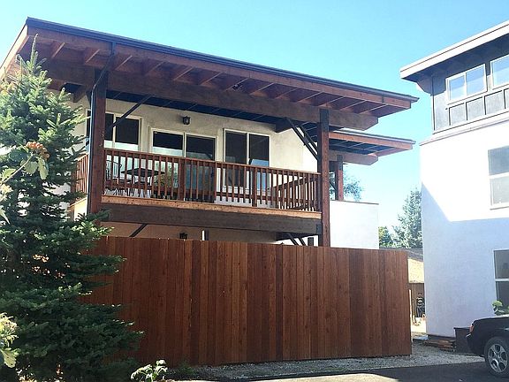 North balcony with mountain.
