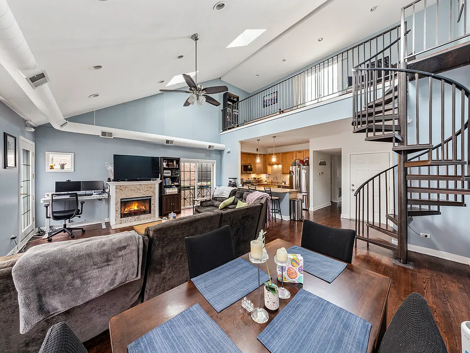 811 W Superior St #4