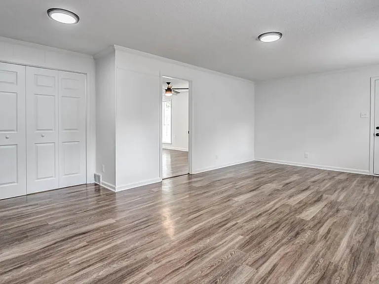 1079 Larry Ln — Photo 16