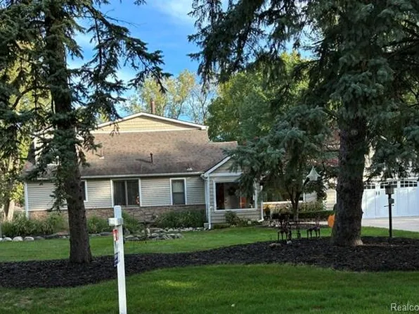 30450 Wentworth St, Livonia, MI 48154