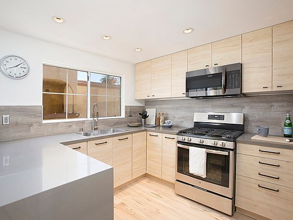 4th image of 4950 Voltaire St APT 2
