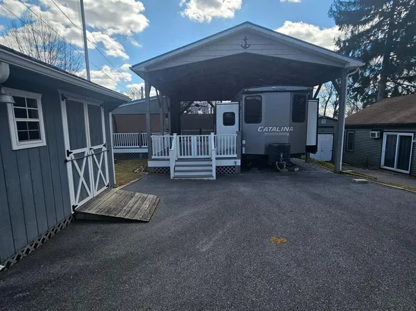 13 Sunshine Ln, Falling Waters, WV 25419