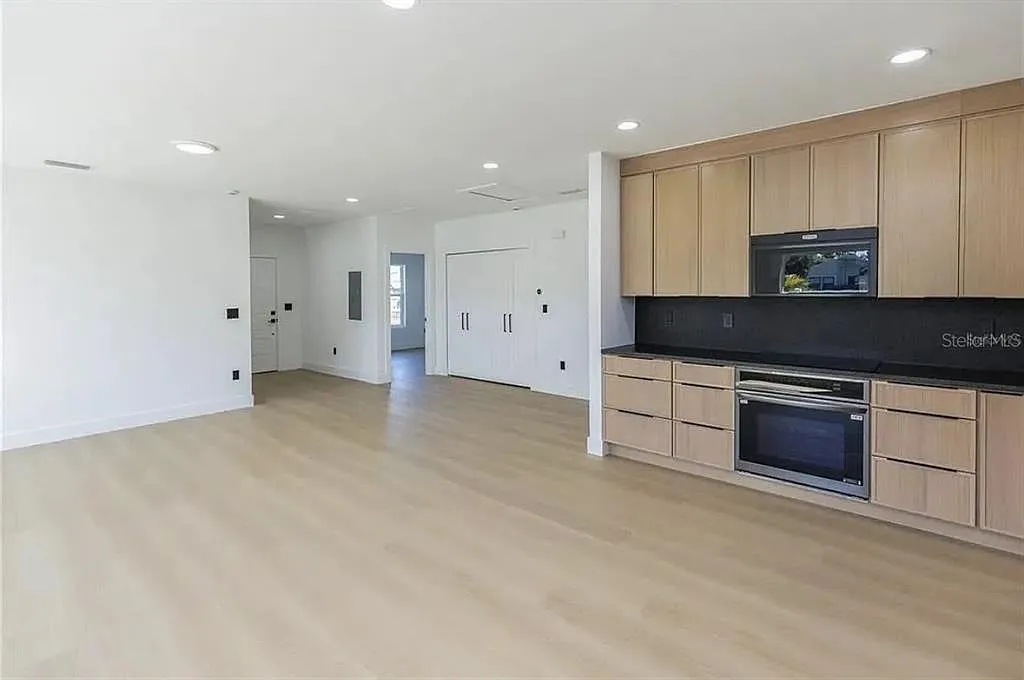 3 bed, 2.0 bath, 1200 sqft, $2,395 — Photo 4
