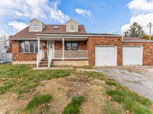 381 Heathcote Road, Lindenhurst, NY 11757