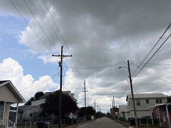 Exterior Neighborhood (street photo)