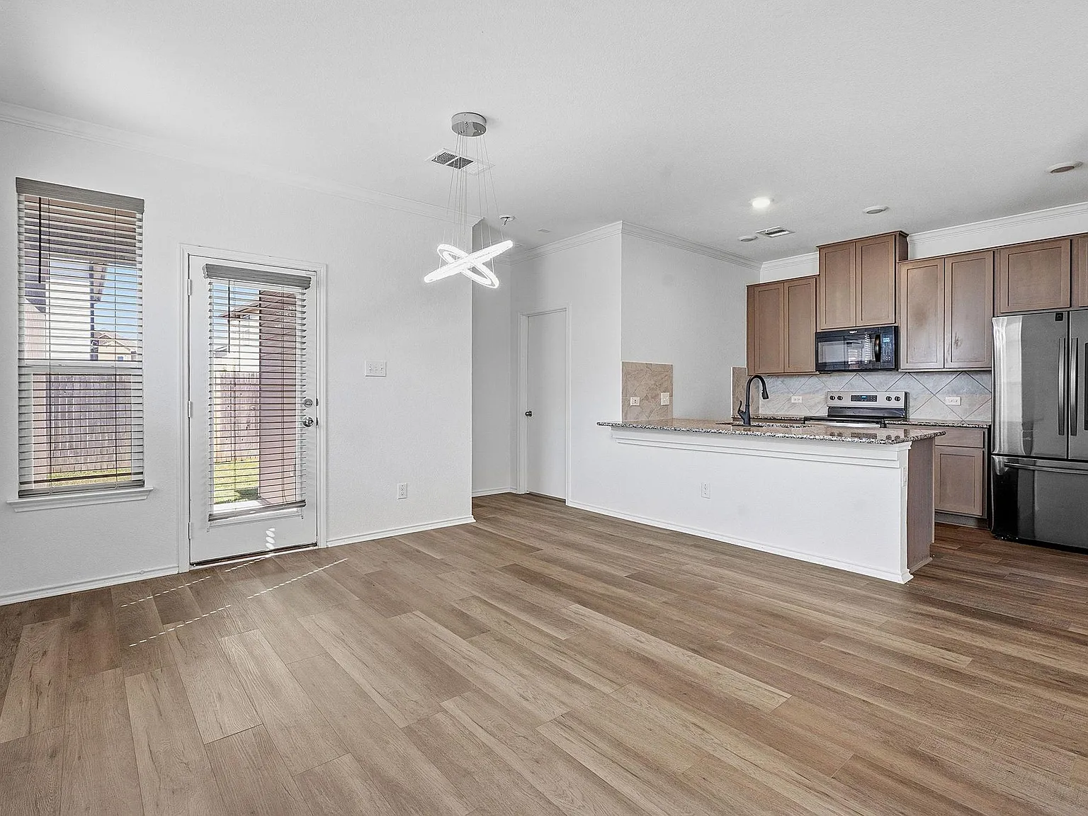 3 bed, 2.0 bath, 1352 sqft, $1,790 — Photo 2
