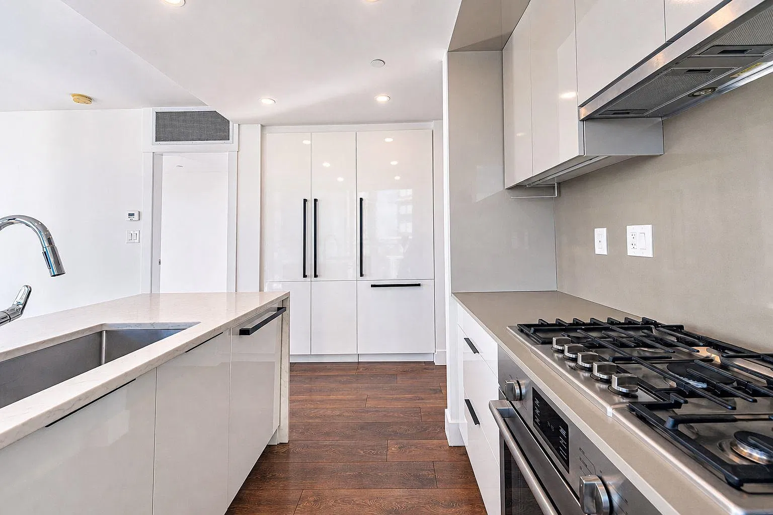 2 bed, 779 sqft, $3,100 — Photo 2