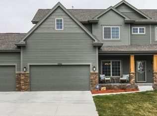 18606 Blackwalnut St, Omaha, NE 68136