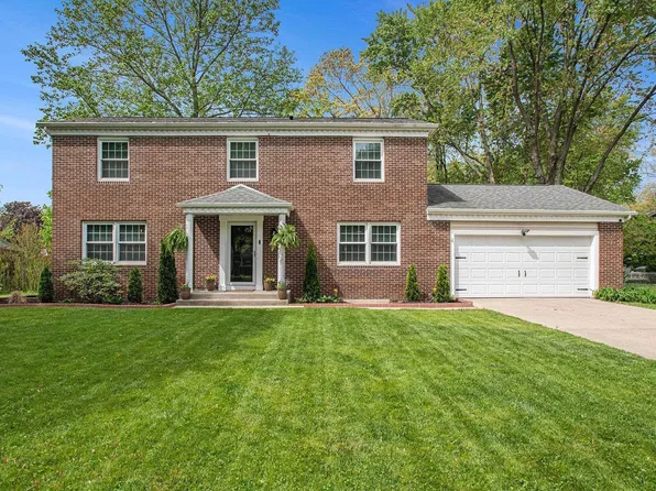 56937 Pinecrest Dr, Elkhart, IN 46516