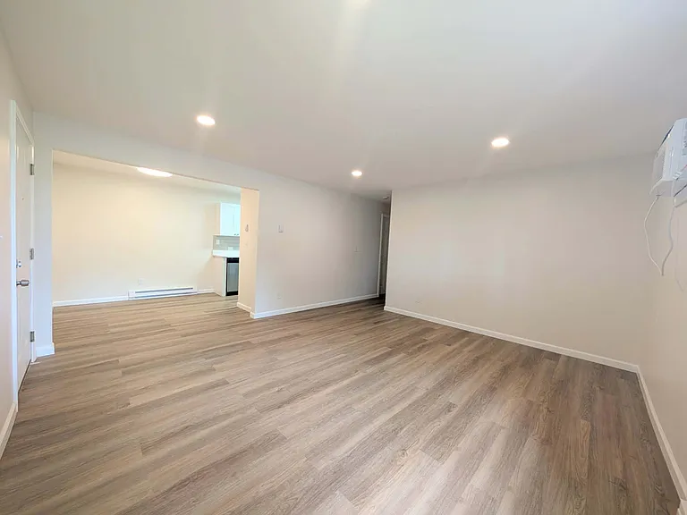 575 E Oak St — Photo 12