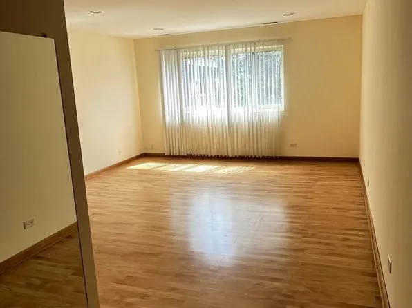 640 Perrie Dr APT 202, Elk Grove Village, IL 60007