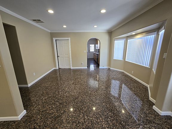 3rd image of 627 W Wilson Ave