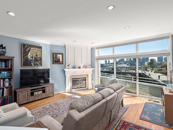 3rd image of 65 Constellation Wharf #65