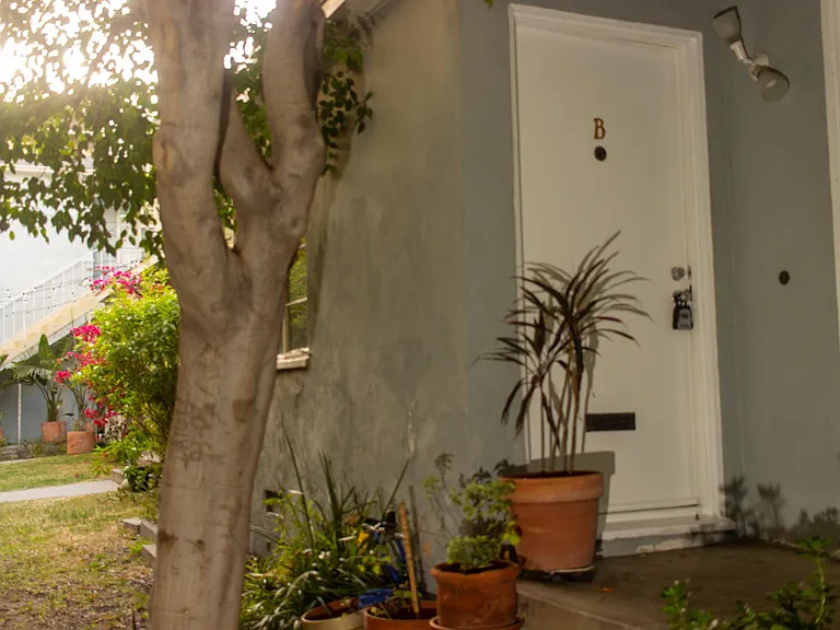 453 N Doheny Dr #B — Photo 1