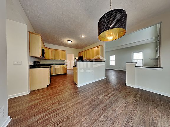 5th image of 551 Montgomery Dr