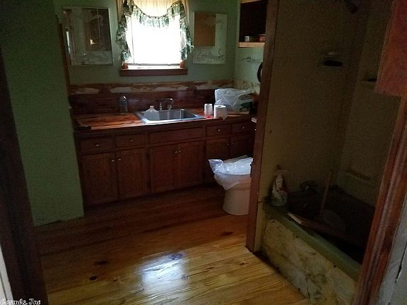 5th image of 633 Gordan Dr