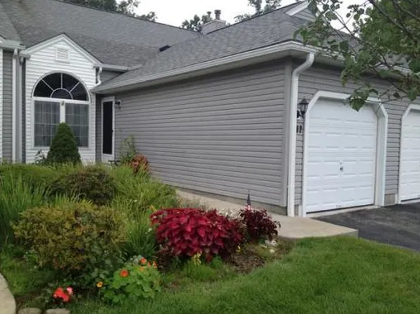 192 Brookfield Ln, Agawam, MA 01001