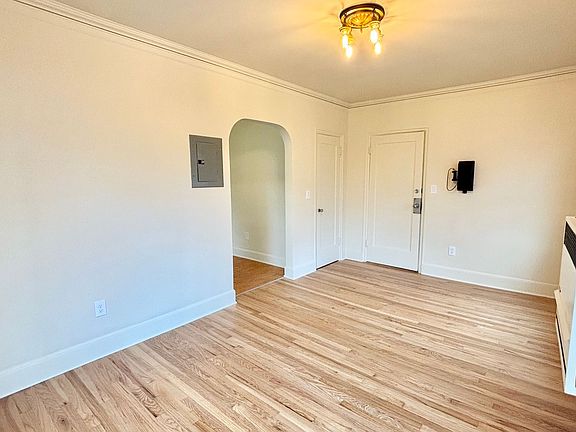 4th image of 236 SE 32nd Ave #201