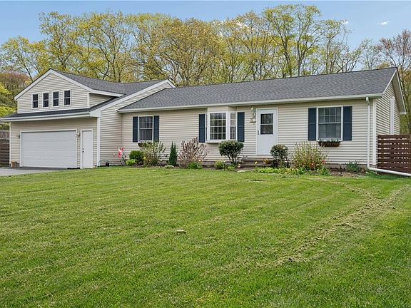 3rd image of 20 Oak Hill Dr