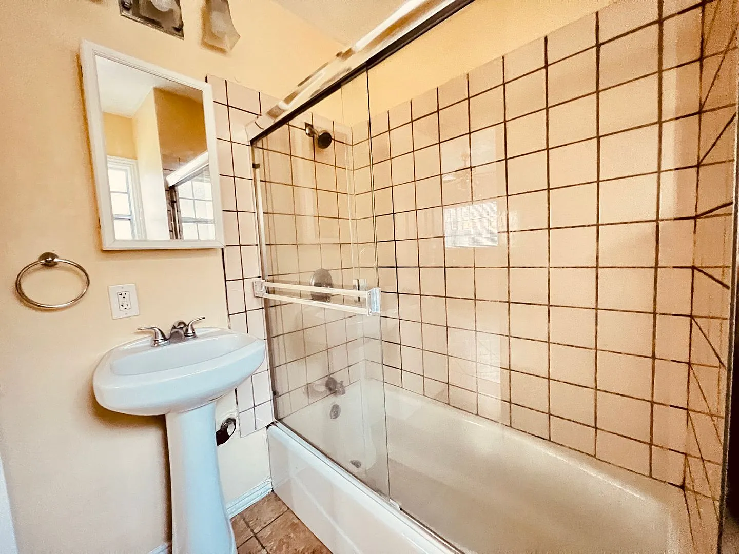 Spacious private back house Studio fresh and clean, with shared courtyard space. — Photo 3
