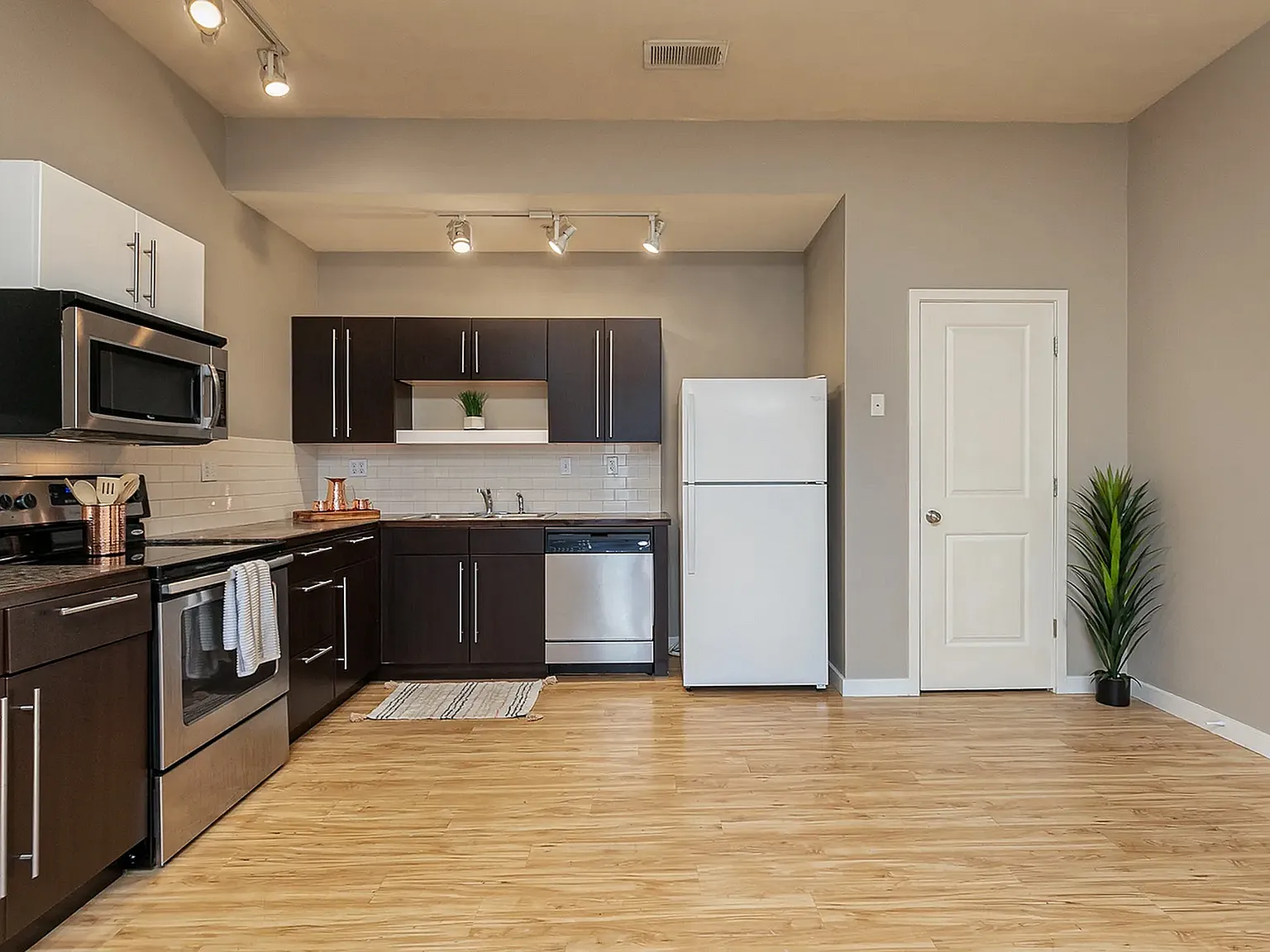 Six23 Condos — Photo 2