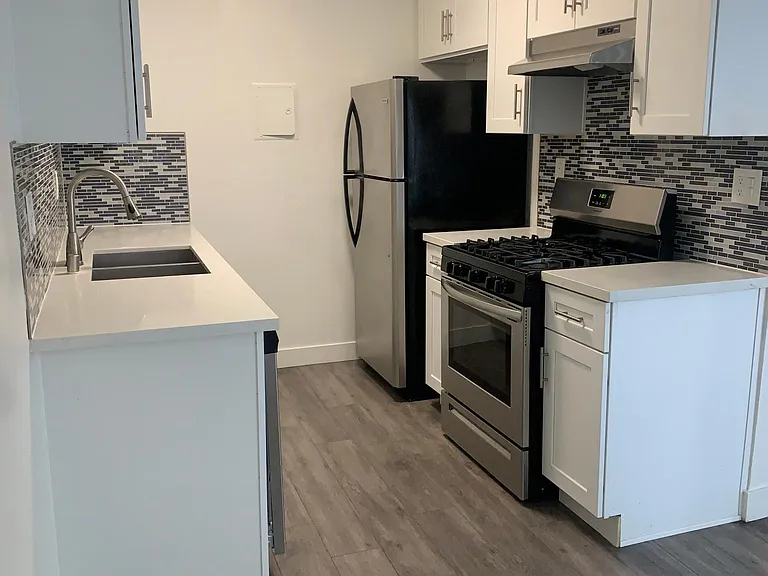 Gilmore Apartments - North Hollywood — Photo 14