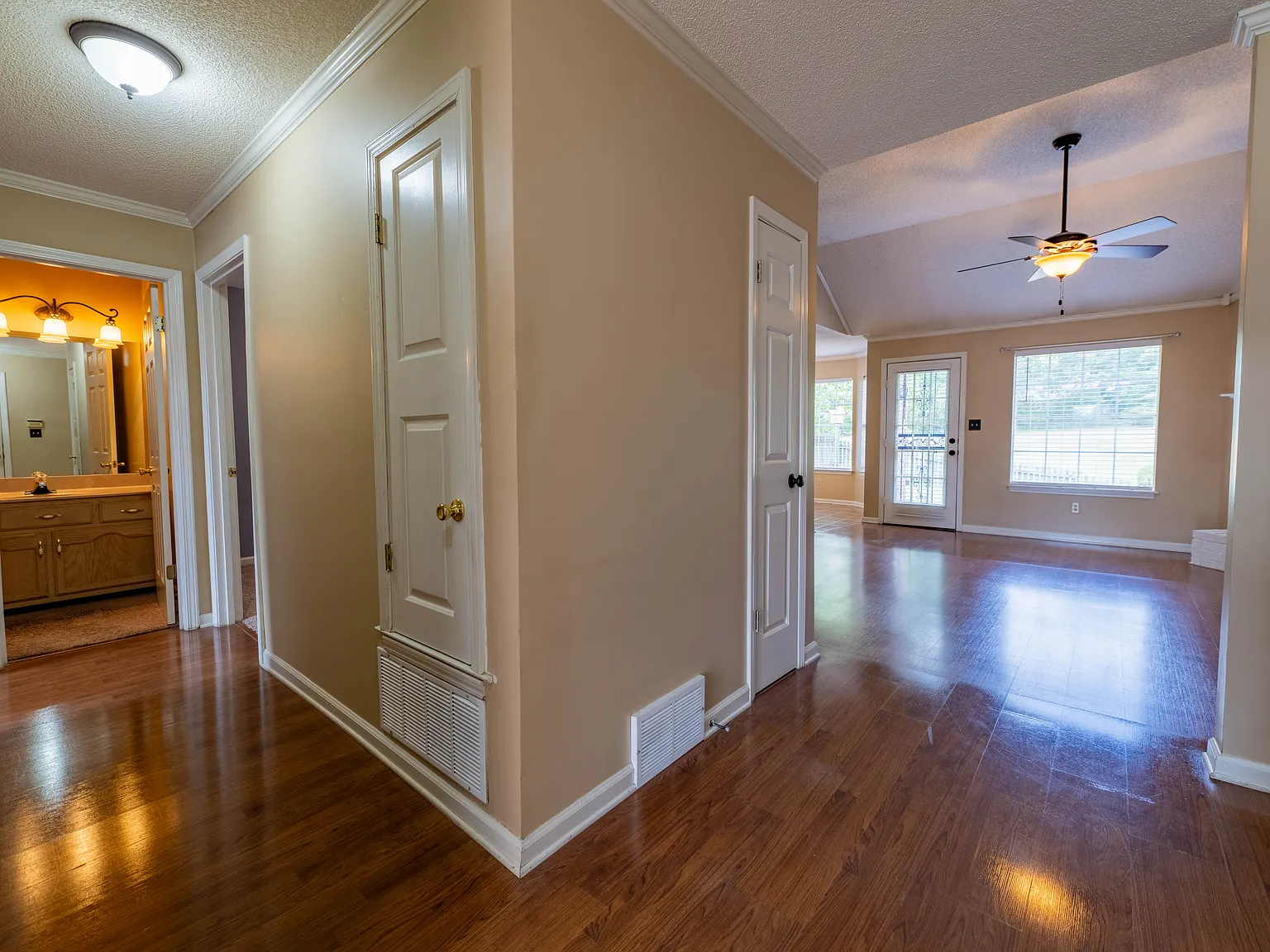 3 bed, 1258 sqft, $1,949 — Photo 3