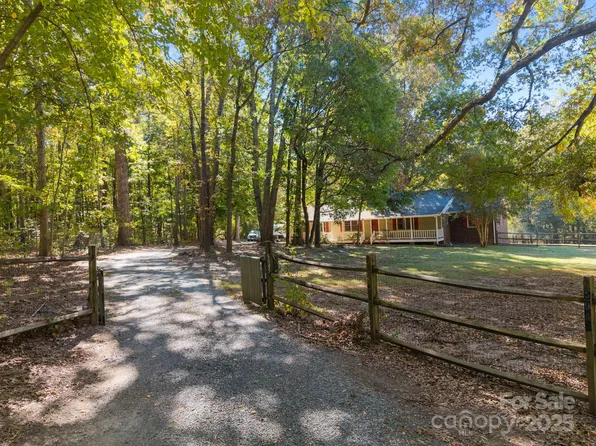 5945 Lindenwood Dr, Matthews, NC 28104