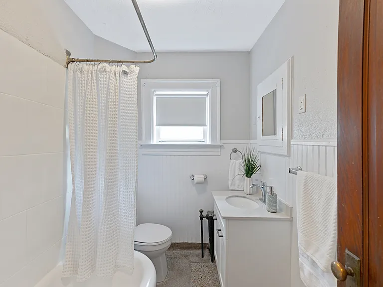 383 Wellington St W — Photo 18