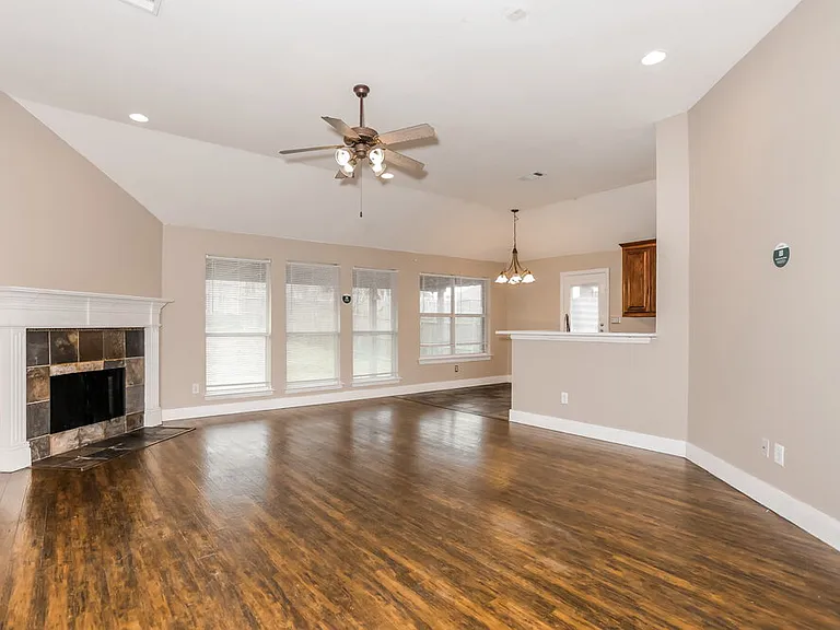 915 Joshua Dr — Photo 4