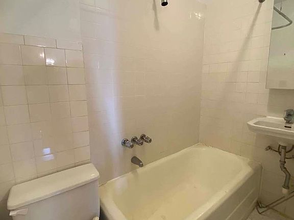 5th image of 233 E 59th St #A3